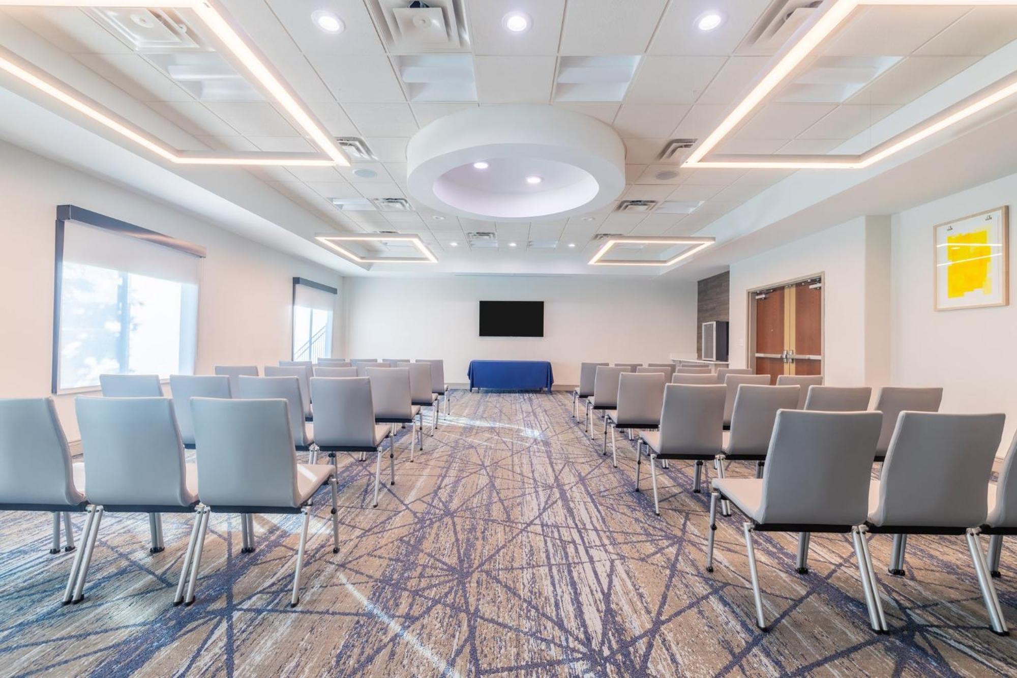 Holiday Inn Express & Suites Kansas City Airport By Ihg Exterior photo