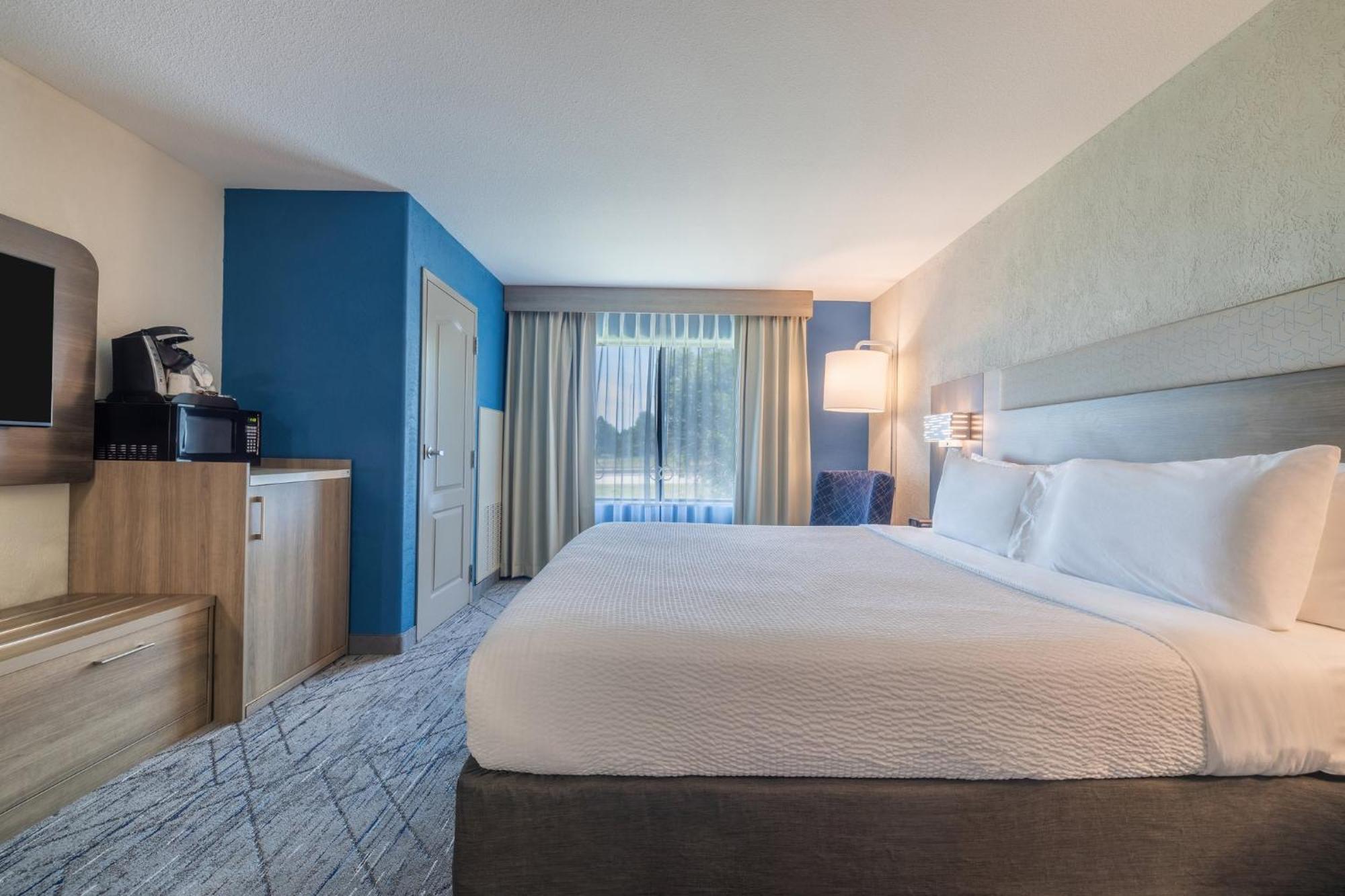 Holiday Inn Express & Suites Kansas City Airport By Ihg Exterior photo