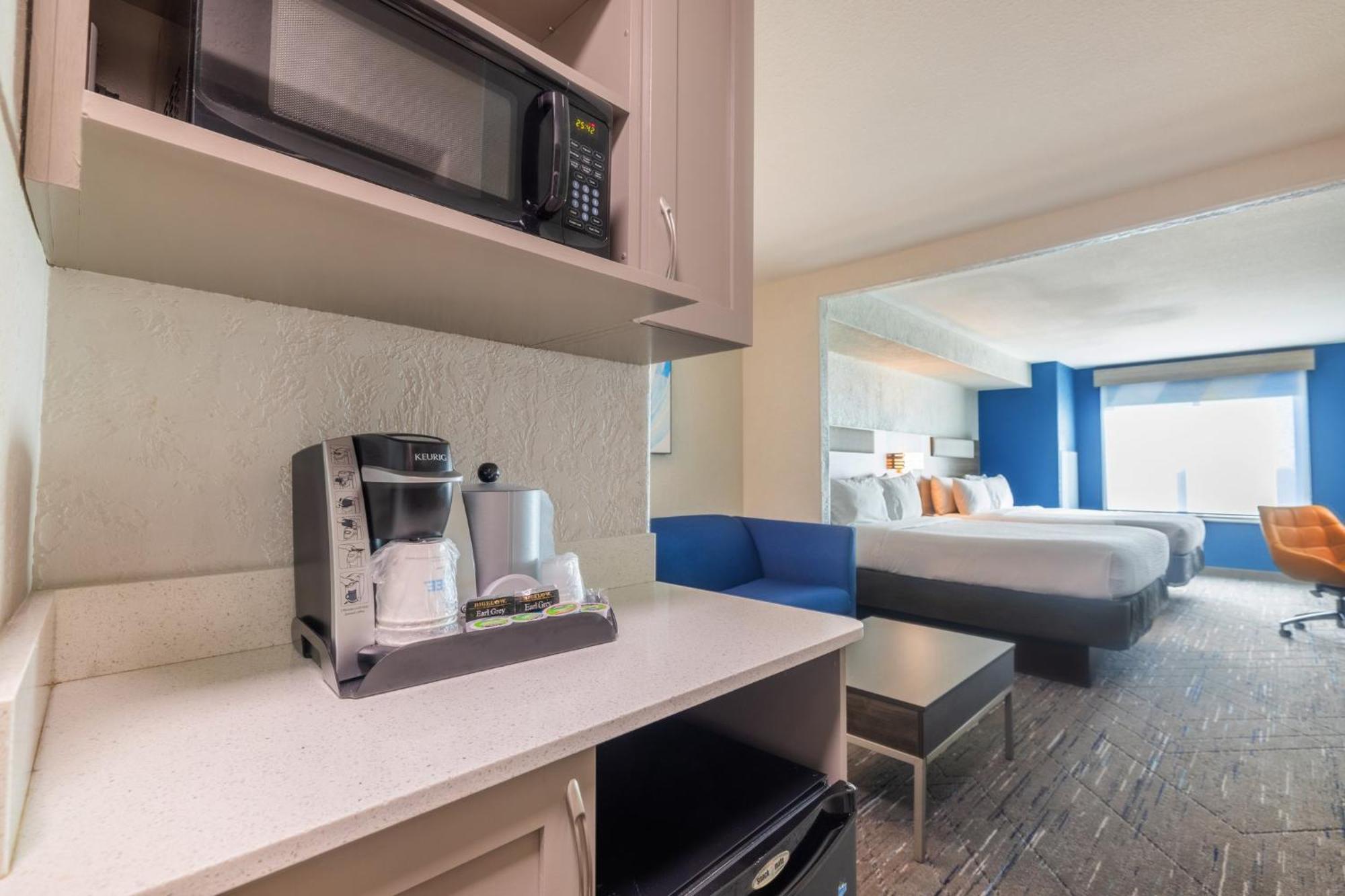 Holiday Inn Express & Suites Kansas City Airport By Ihg Exterior photo