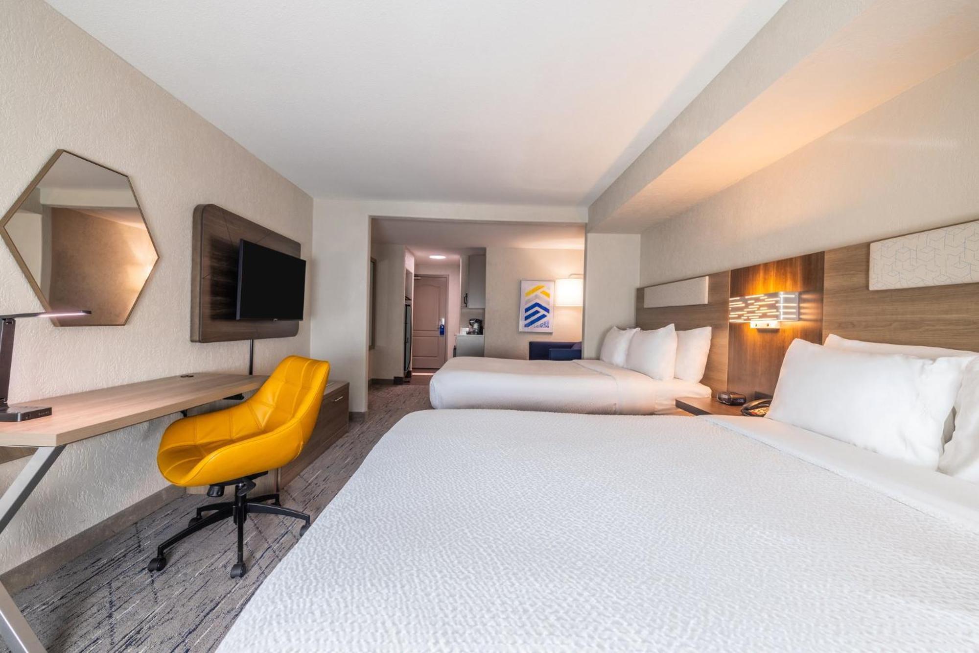 Holiday Inn Express & Suites Kansas City Airport By Ihg Exterior photo