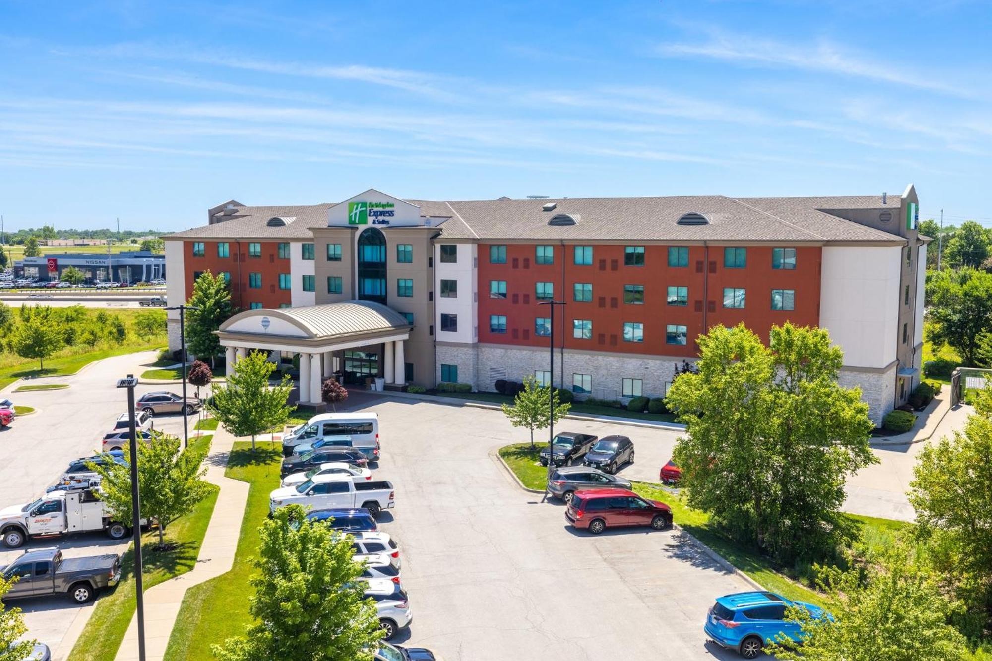 Holiday Inn Express & Suites Kansas City Airport By Ihg Exterior photo