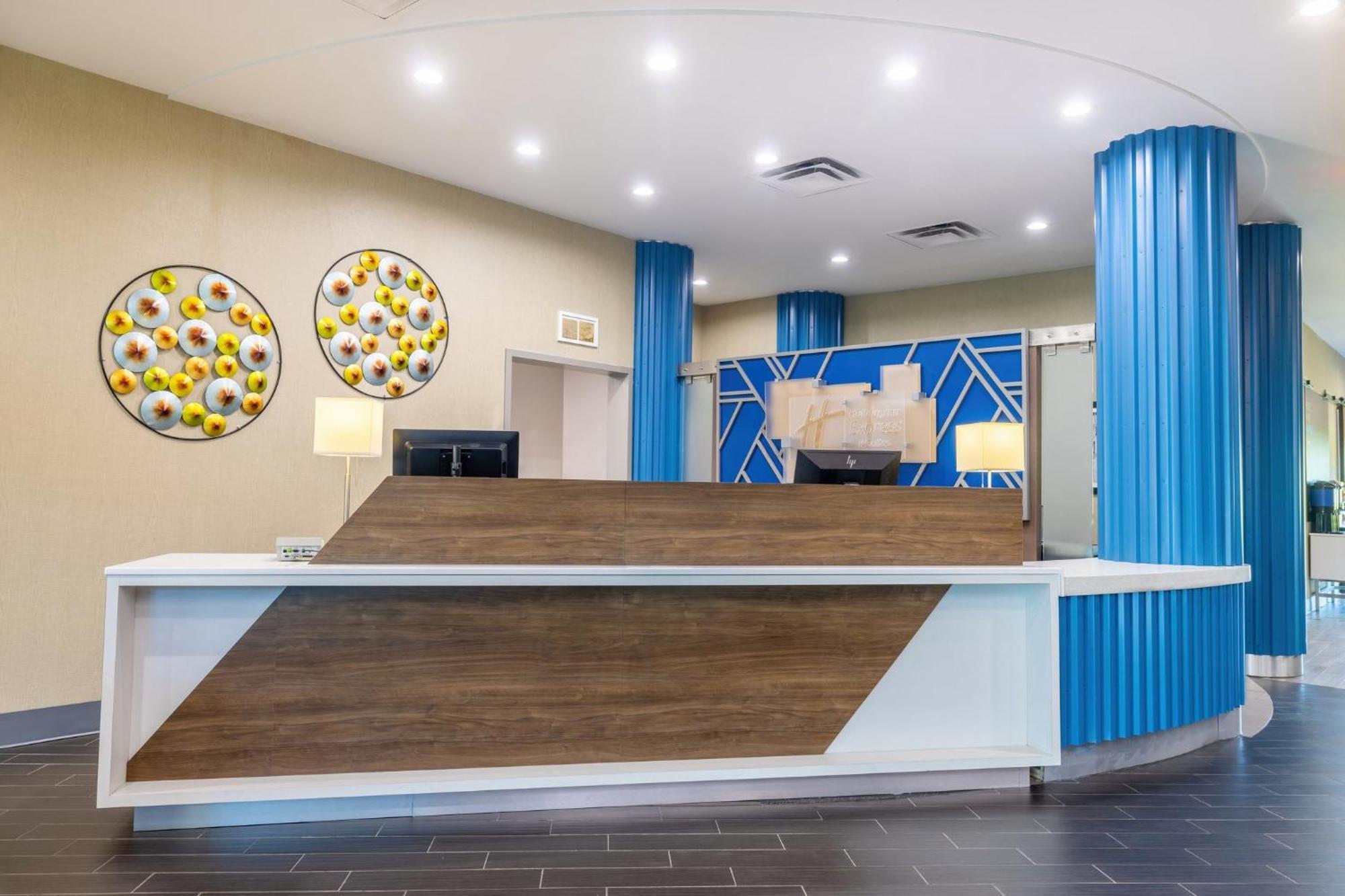 Holiday Inn Express & Suites Kansas City Airport By Ihg Exterior photo