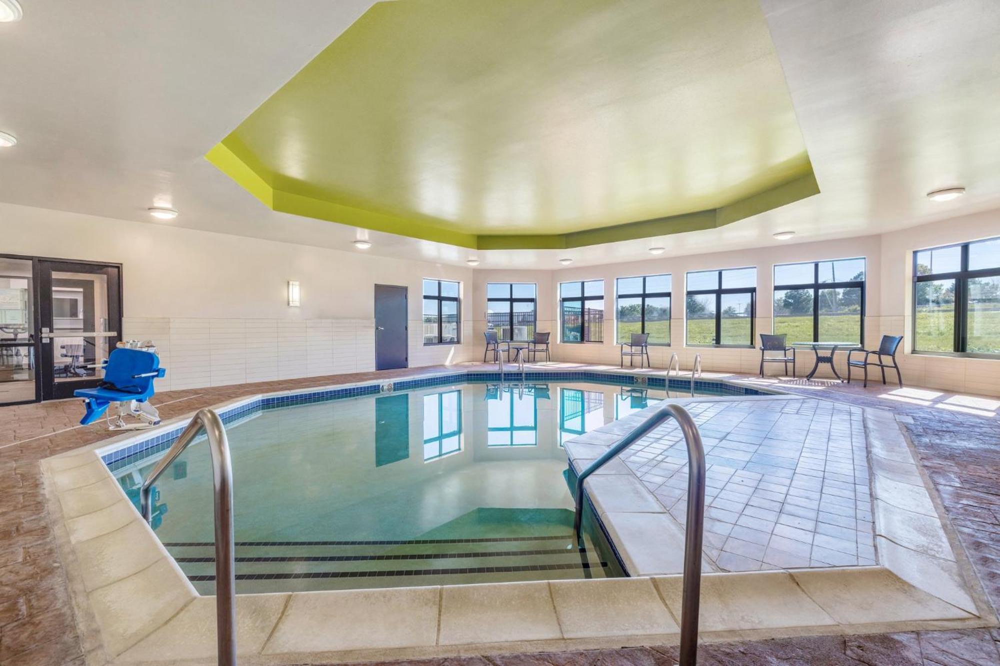 Holiday Inn Express & Suites Kansas City Airport By Ihg Exterior photo