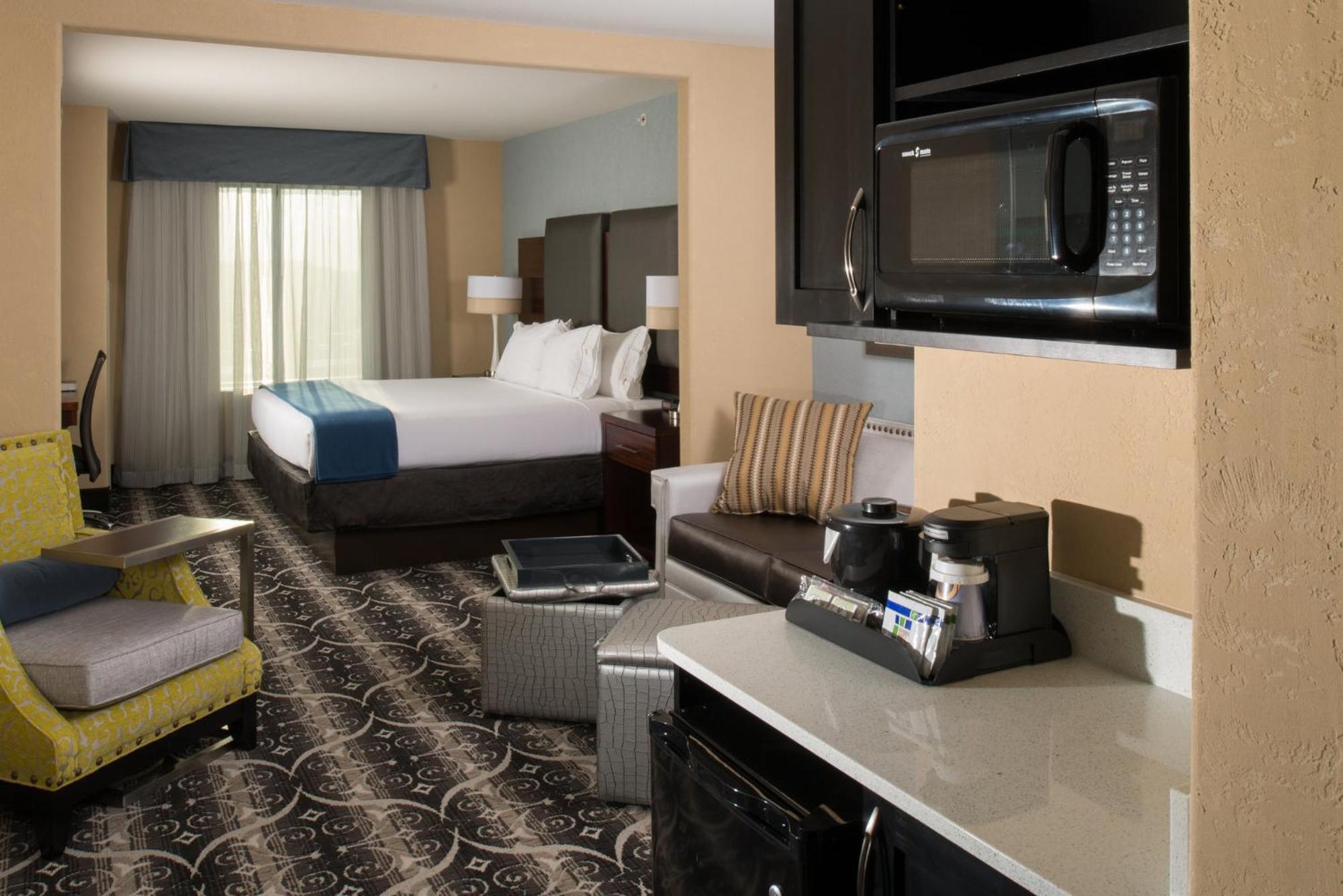 Holiday Inn Express & Suites Kansas City Airport By Ihg Exterior photo