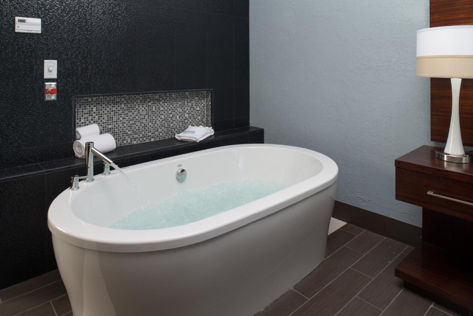 Holiday Inn Express & Suites Kansas City Airport By Ihg Exterior photo