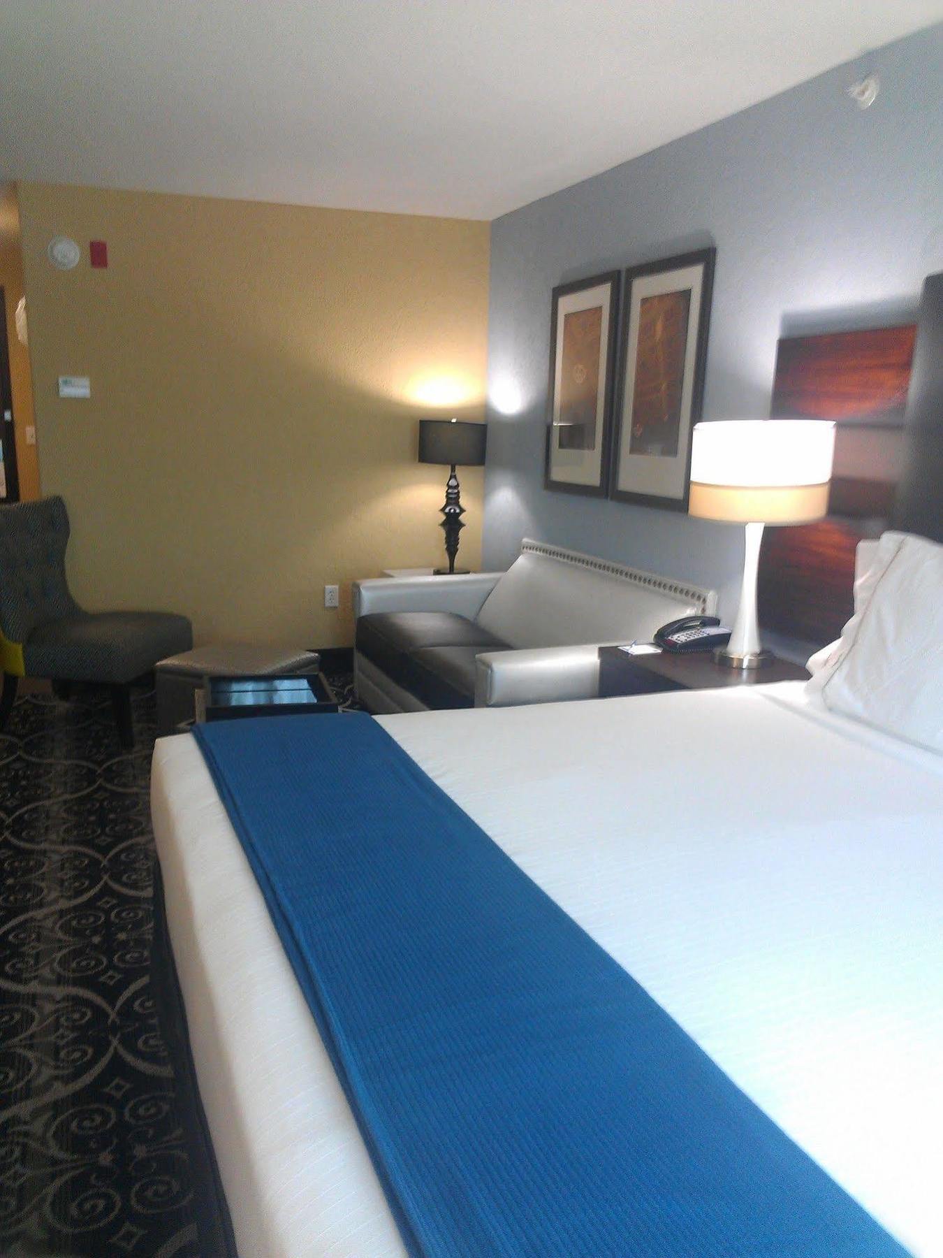 Holiday Inn Express & Suites Kansas City Airport By Ihg Room photo